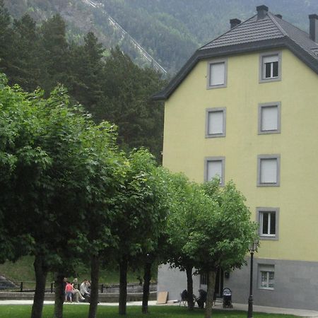 Albergue Turistico Rio Aragon Canfranc Extérieur photo