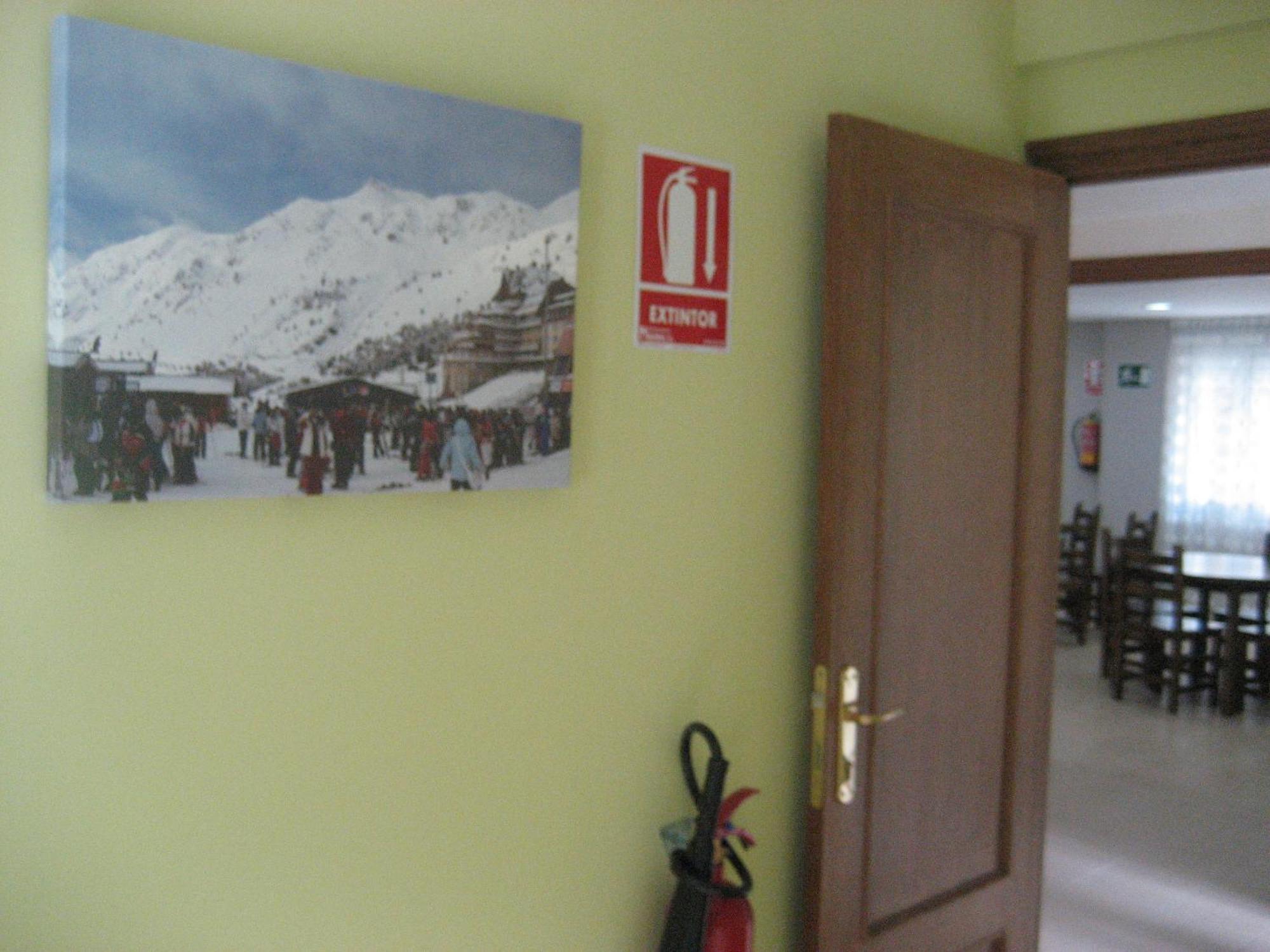 Albergue Turistico Rio Aragon Canfranc Extérieur photo