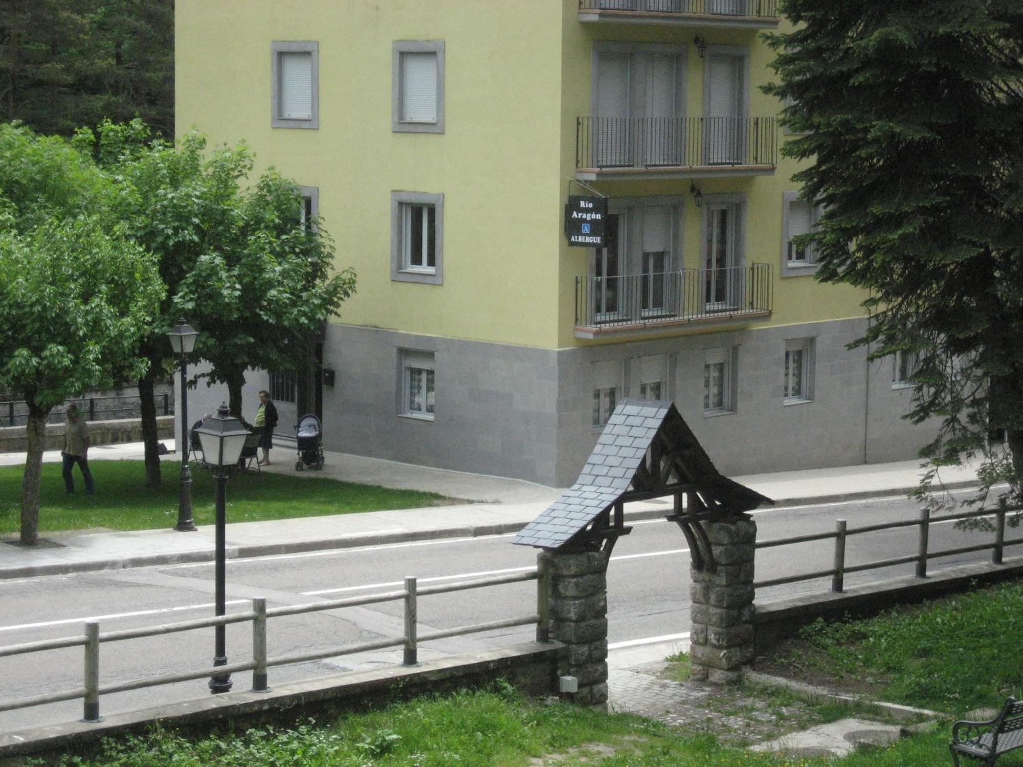 Albergue Turistico Rio Aragon Canfranc Extérieur photo