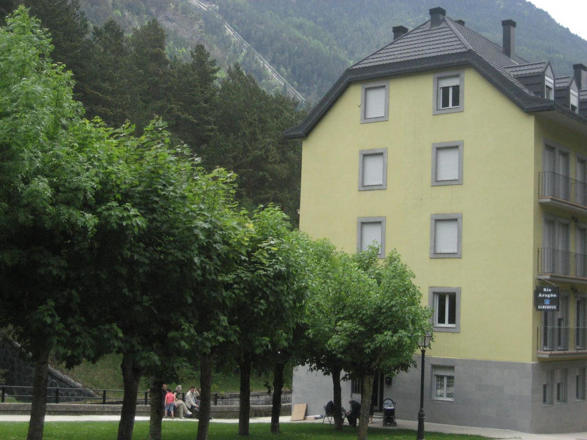 Albergue Turistico Rio Aragon Canfranc Extérieur photo